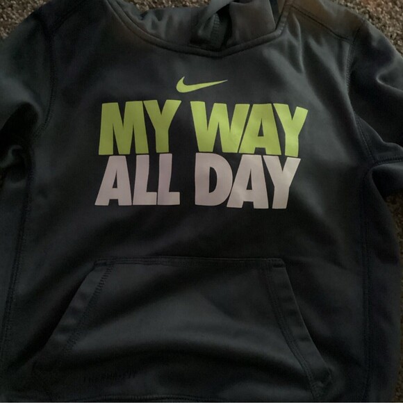 Nike Therma Fit Boys Hoodie Gray With Flourescent Green & White Lettering Size 6 - Picture 2 of 4